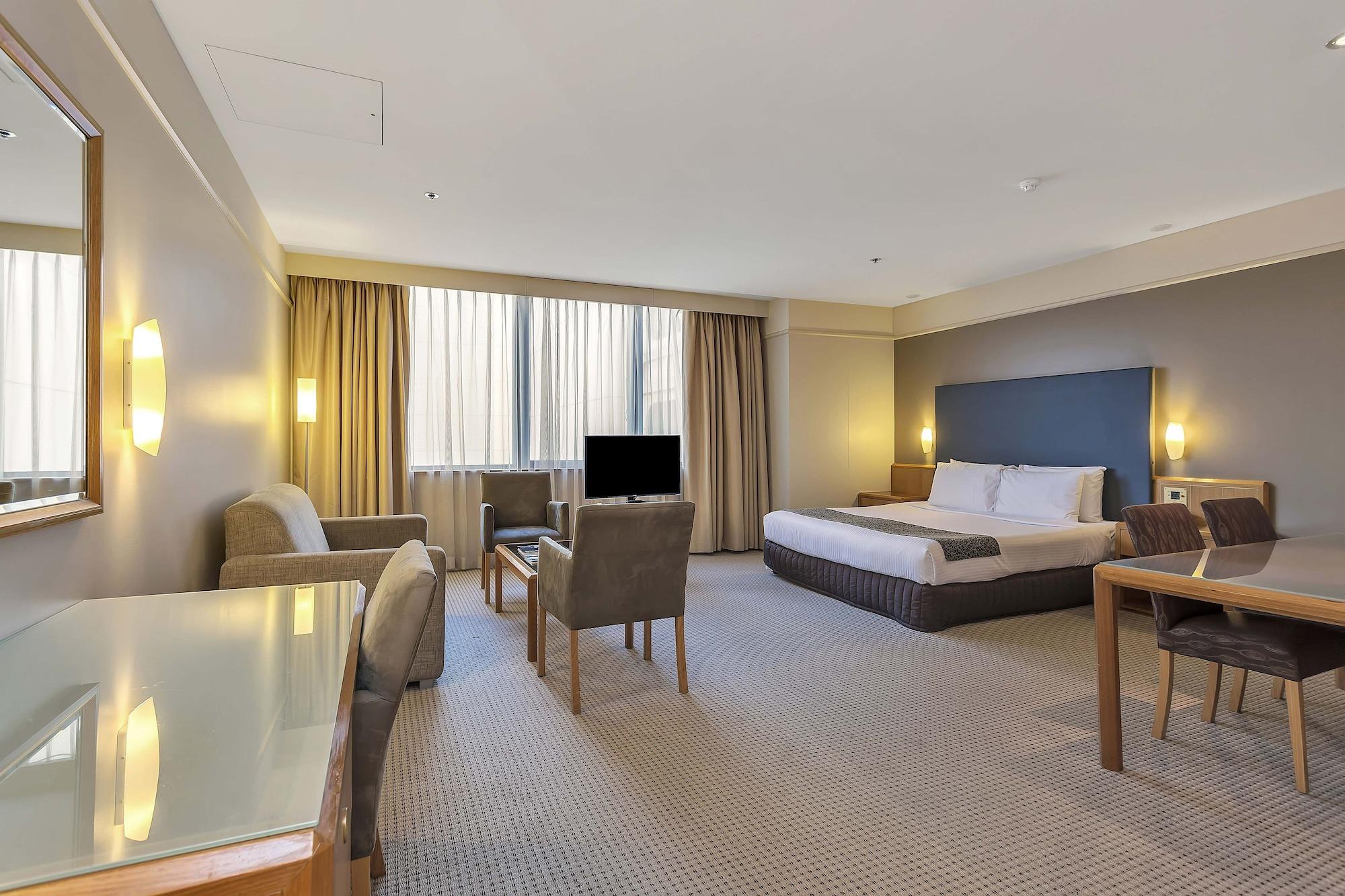 Stamford Plaza Adelaide Hotel Ngoại thất bức ảnh A suite at the hotel