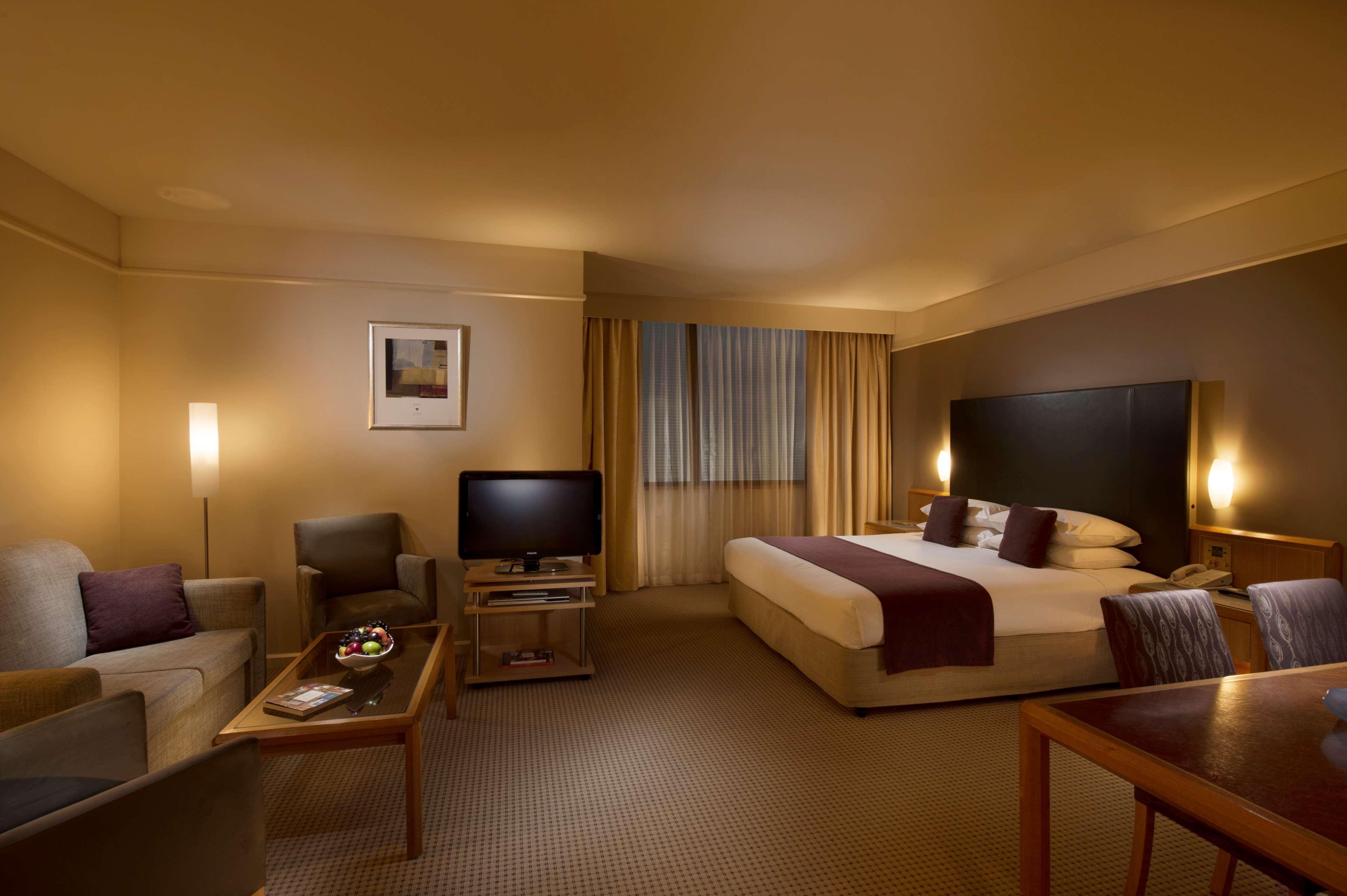 Stamford Plaza Adelaide Hotel Phòng bức ảnh A suite at the Crowne Plaza Hotel, Parramatta, Australia