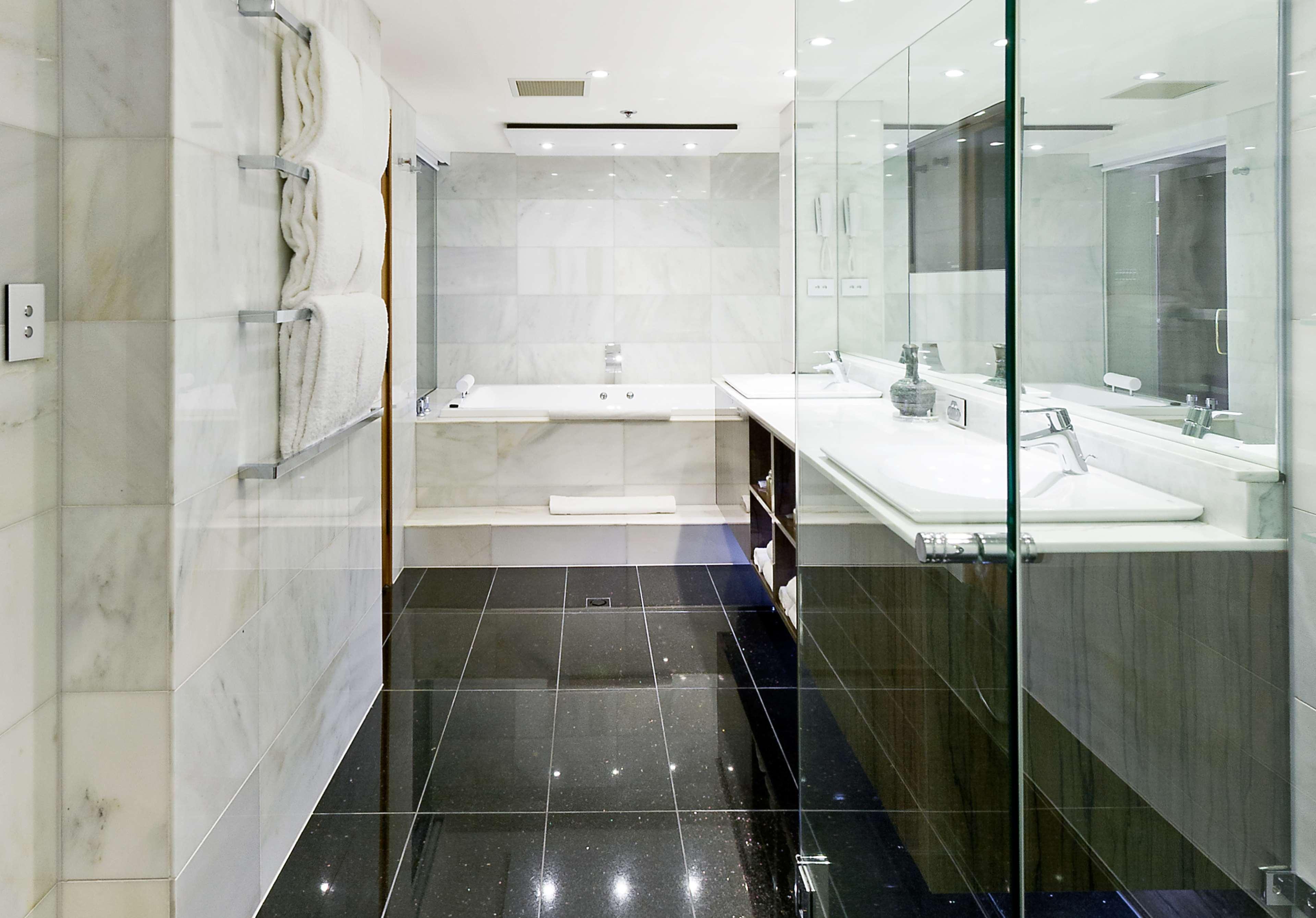 Stamford Plaza Adelaide Hotel Ngoại thất bức ảnh A modern bathroom