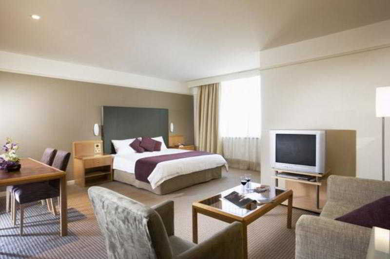 Stamford Plaza Adelaide Hotel Phòng bức ảnh A suite at the Hilton London Heathrow